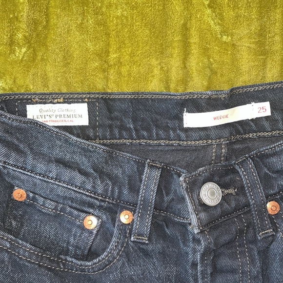 LEVI’S Wedgie Fit Jeans!! - Picture 2 of 7